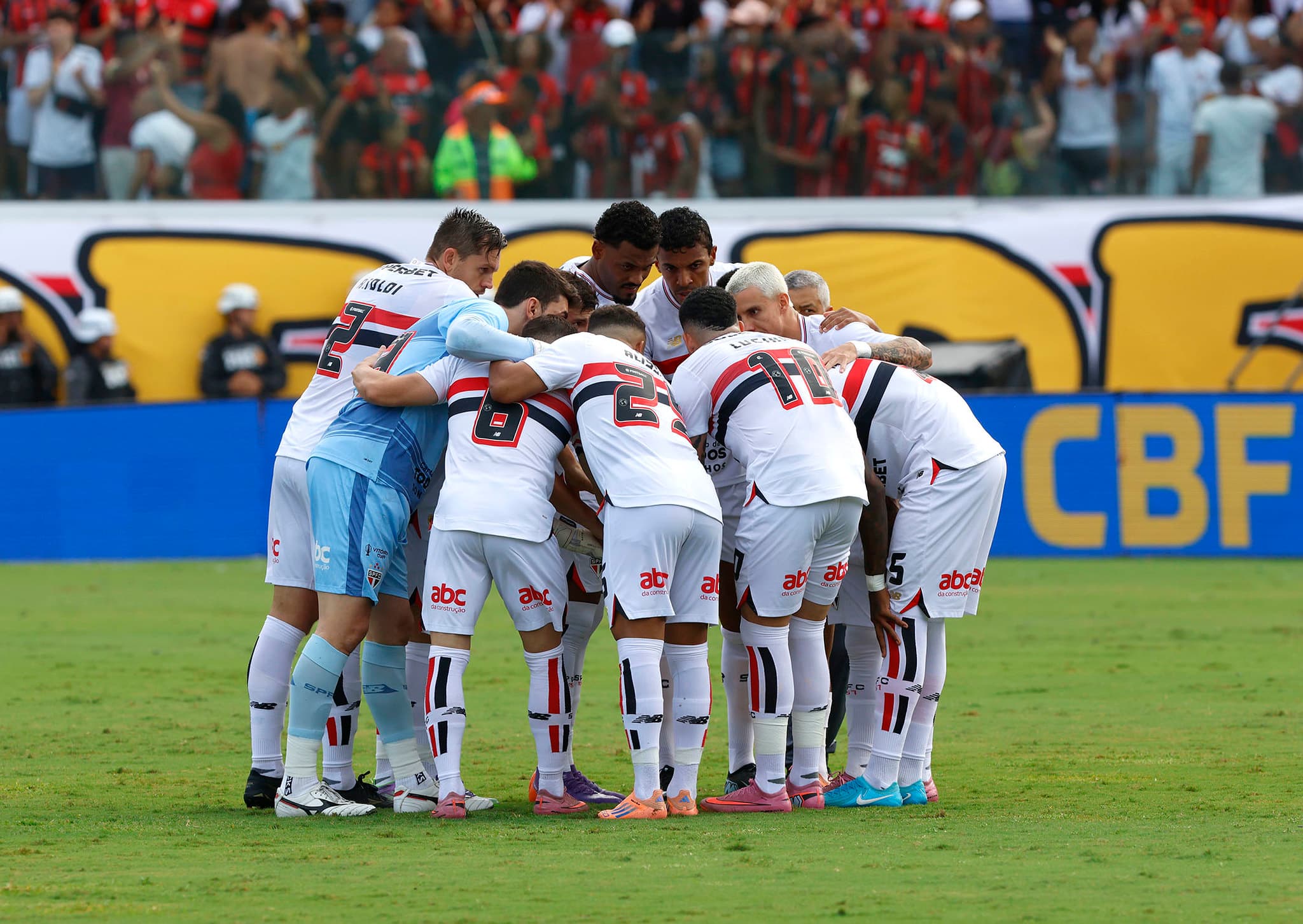 Elenco do São Paulo reunido antes de jogo contra o Vitória pelo Brasileirão 2025 no Barradão