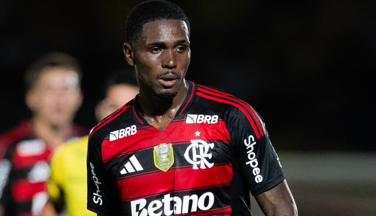 Evertton Araújo, do Flamengo, em jogo contra Mirassol; volante é sonho do Grêmio