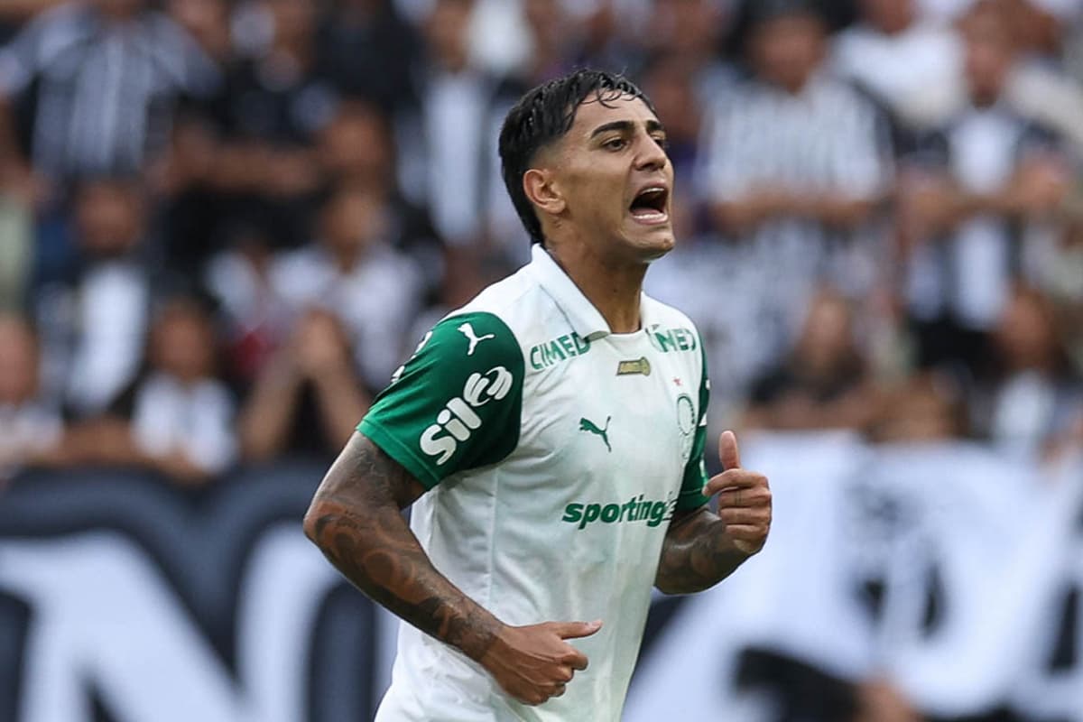 Facundo Torres, da SE Palmeiras, comemora seu gol contra a equipe do Ceará SC, durante partida válida pela trigésima oitava rodada, do Campeonato Brasileiro, Série A, na Arena Castelão