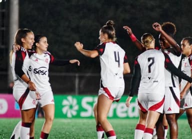 Flamengo Feminino Sub-20 comemorando goleada por 11 a 0 na Copinha Feminina