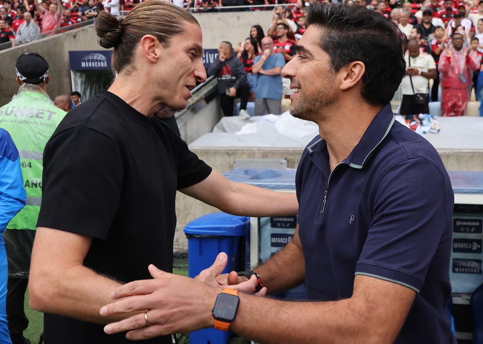 Filipe Luís aperta a mão de Abel Ferreira antes de Flamengo x Palmeiras no Maracanã