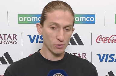 Filipe Luís concede entrevista na chegada ao estádio para Flamengo x Pyramids