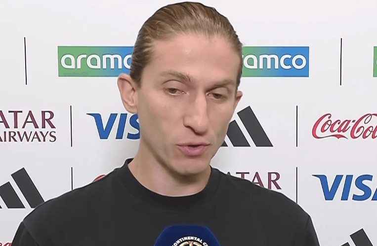 Filipe Luís concede entrevista na chegada ao estádio para Flamengo x Pyramids