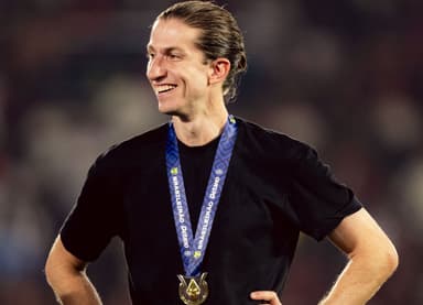 Filipe Luís sorri com a medalha de campeão brasileiro no peito