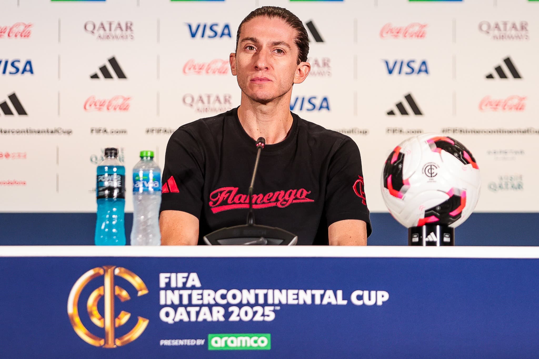 Filipe Luís em entrevista coletiva como técnico do Flamengo, durante a Copa Intercontinental de Clubes, em Doha, no Catar