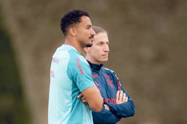 Filipe Luís e Danilo durante treino do Flamengo em Doha