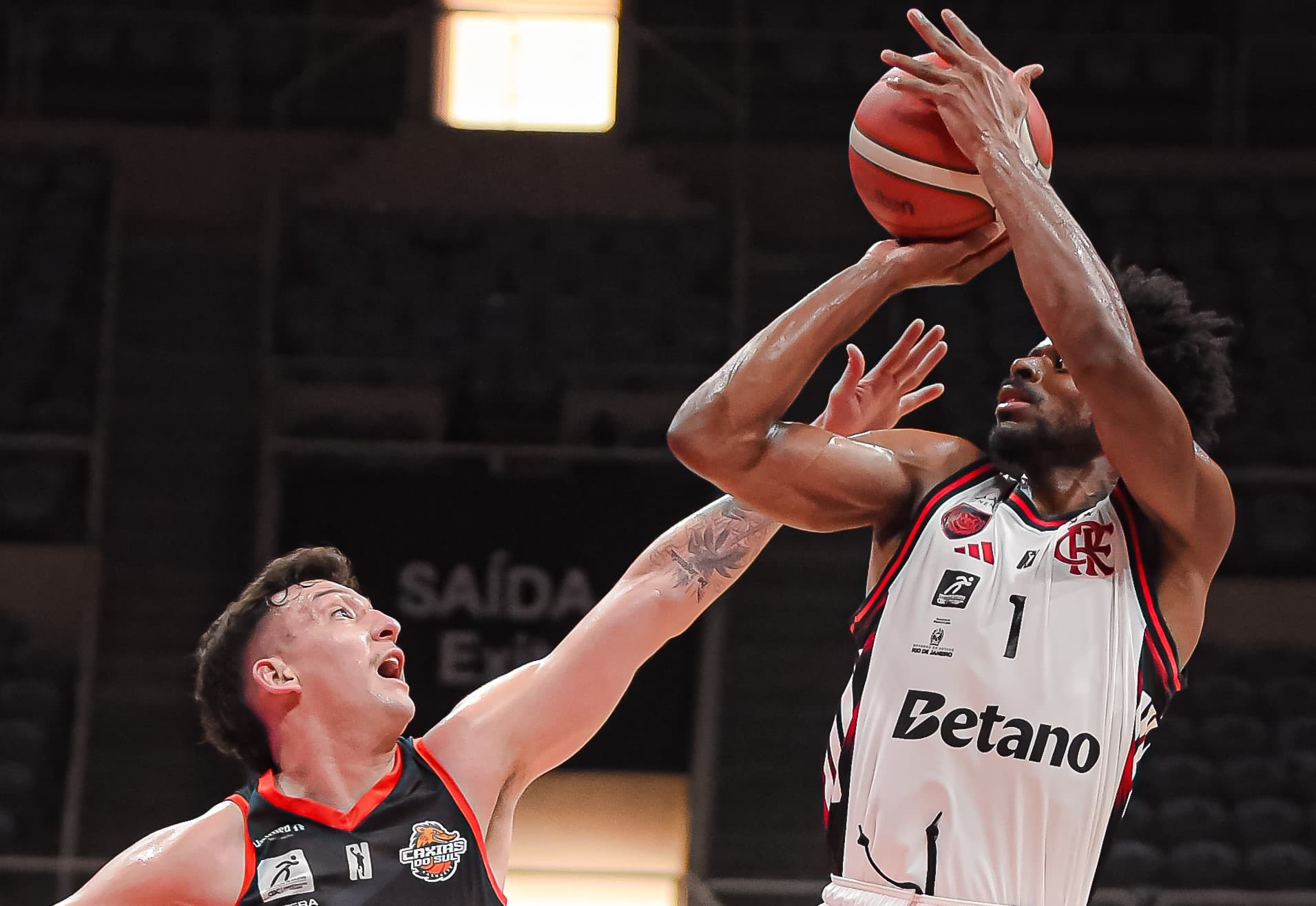 Gui Deodato faz arremesso enquanto jogador do Caxias do Sul tenta bloquear