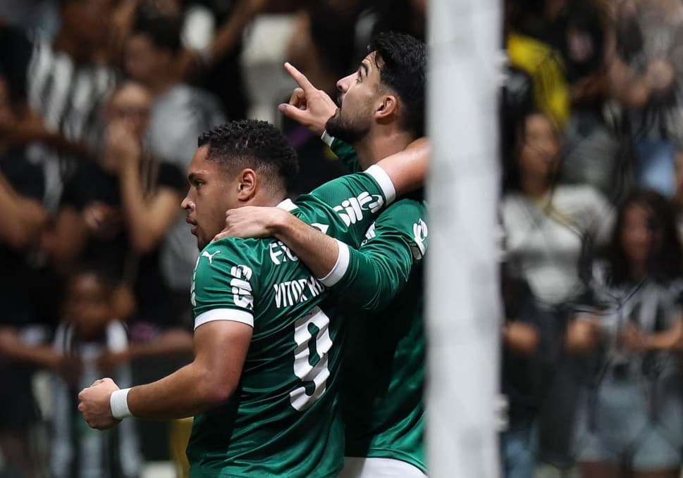 Flaco Lopez comemora gol contra Atlético-MG abraçado com Vitor Roque, seu companheiro de Palmeiras