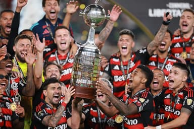 Jogadores do Flamengo levantam o troféu e comemoram título da Libertadores 2025