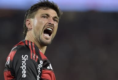 Arrascaeta grita ao comemorar gol do Flamengo sobre o Bragantino; Logo da Shopee na manga em destaque na foto