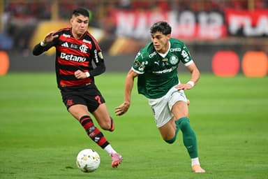 Luiz Araújo persegue Facundo Torres na final da Libertadores entre Flamengo e Palmeiras
