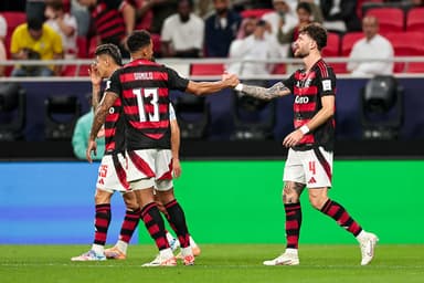 Danilo e Léo Pereira, autores dos gols em Flamengo x Pyramids, apertam as mãos