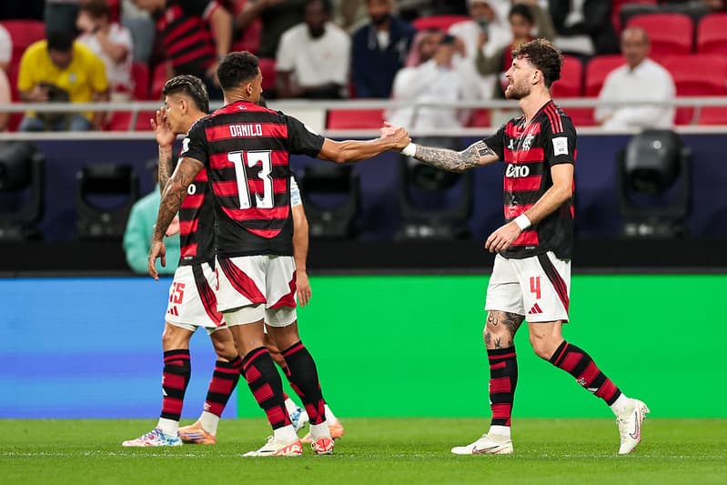 Danilo e Léo Pereira, autores dos gols em Flamengo x Pyramids, apertam as mãos