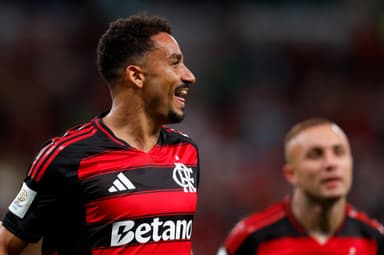 Danilo comemora gol do Flamengo sobre o Pyramids; Cebolinha se junta ao fundo