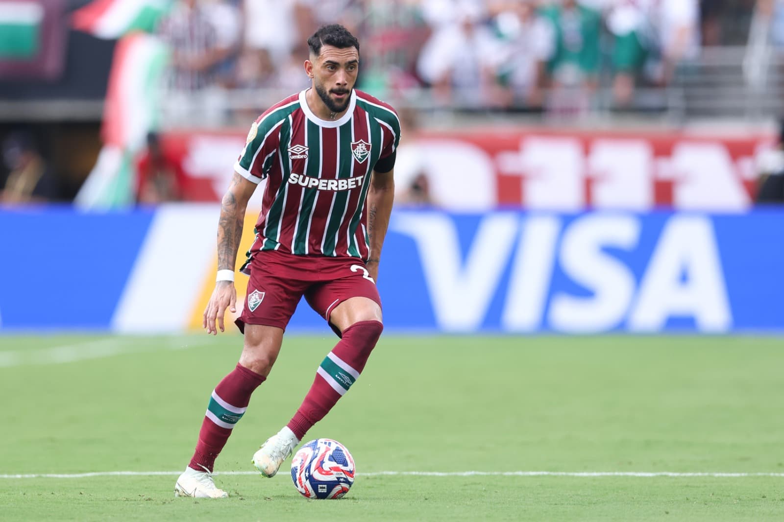 Juan Freytes, número 22 do Fluminense FC, controla a bola durante a partida das quartas de final do Mundial de Clubes da FIFA 2025 entre Fluminense FC e Al Hilal, no Camping World Stadium, em 4 de julho de 2025, em Orlando, Flórida.