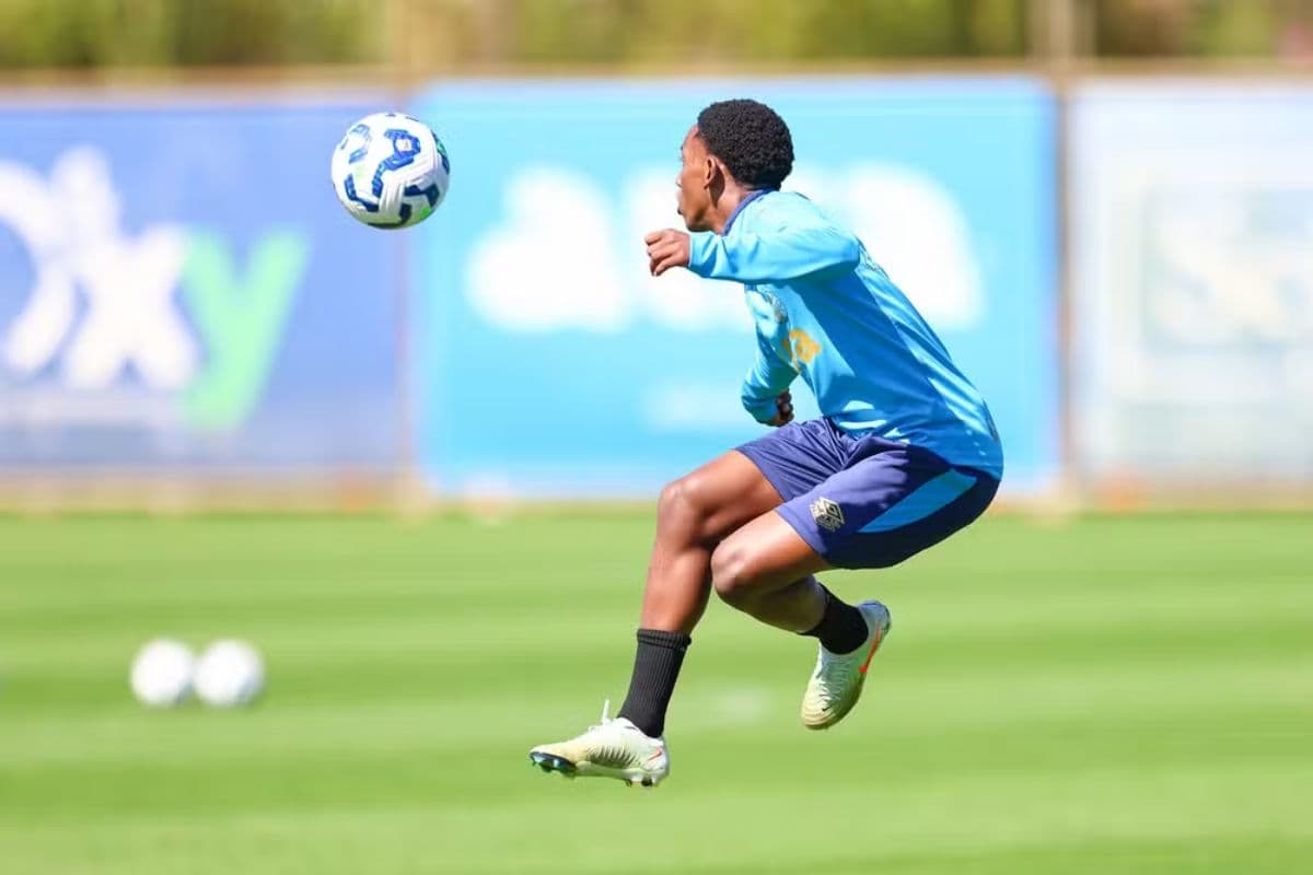 Gabriel Mec, jovem meia do Grêmio, durante treinamento