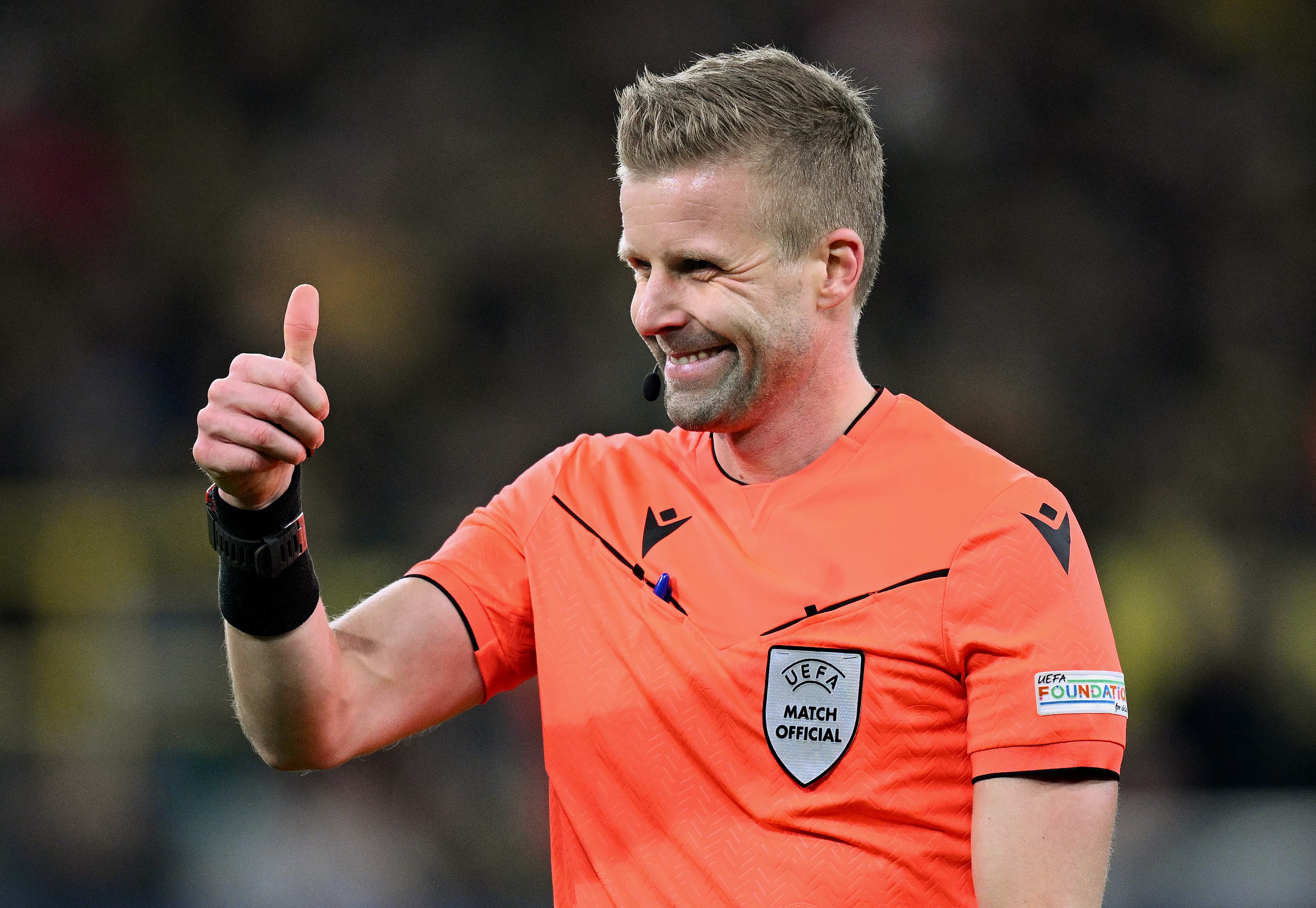 Glenn Nyberg sorridente e dando "joinha" durante jogo entre Borussia Dortmund e Shakhtar Donetsk pela Champions League 2024/25; sueco apitará Flamengo x Cruz Azul na Copa Intercontinental 2025