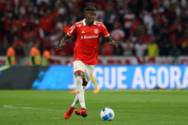 Zagueiro Vitão pelo Internacional