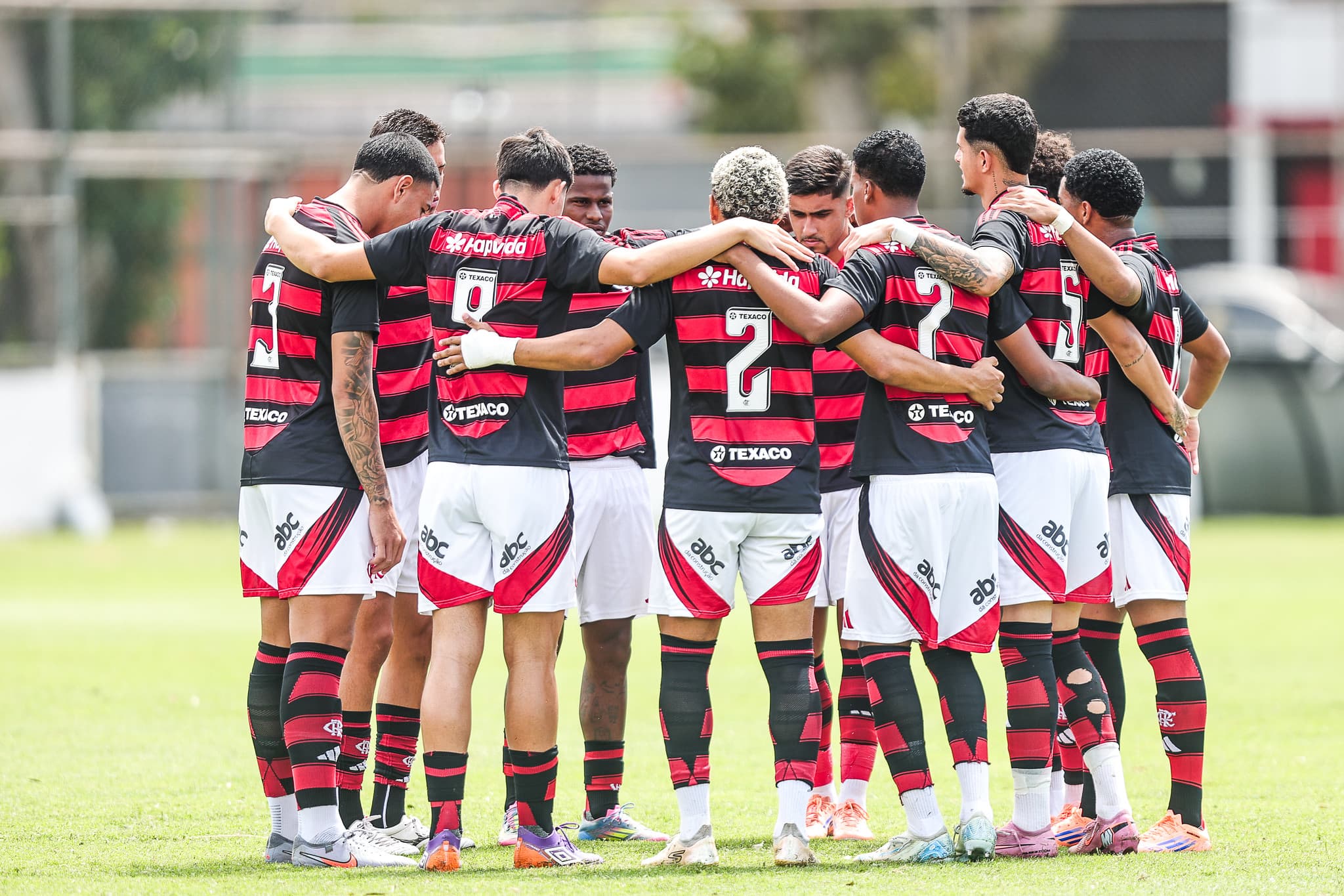 Jogadores do Flamengo Sub-20 reunidos antes de enfrentar o Botafogo pelo Carioca Sub-20; de costas é possível ver nomes como Daniel Sales e Iago