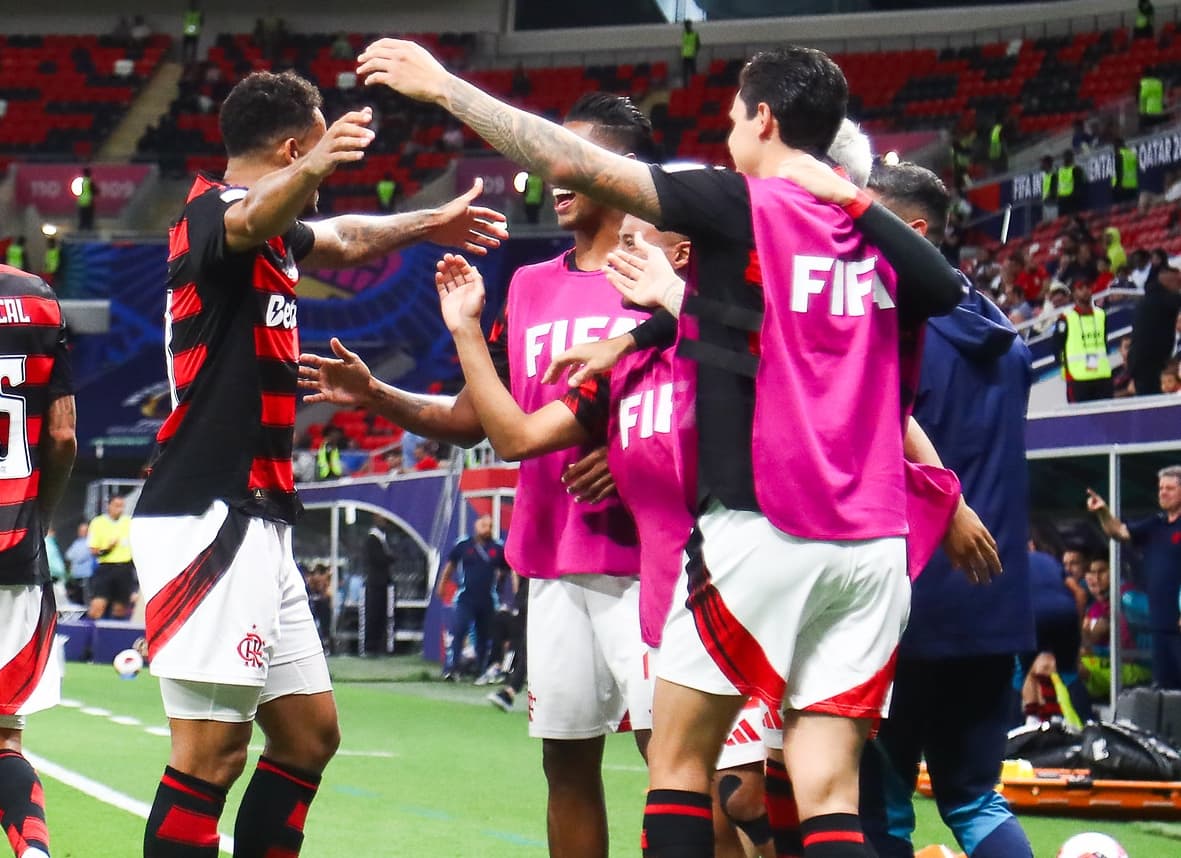 Danilo, Bruno Henrique, Pedro e demais companheiros celebram gol do Flamengo contra Pyramids pela Copa Intercontinental 2025