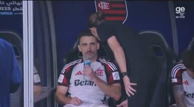Léo Ortiz e Filipe Luís antes dos pênaltis entre Flamengo x PSG