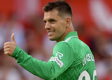 Lo Celso faz um "joinha" em jogo do Betis