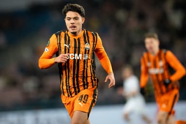 Luca Meirelles em campo pelo Shakhtar