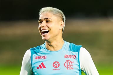 Luiz Araújo sorrindo durante treino no Flamengo em Doha, no Catar