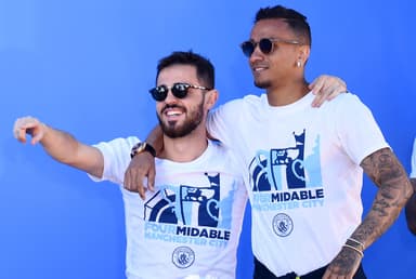 Bernardo Silva aparece abraçado ao amigo Danilo em comemoração do Manchester City por título em 2019