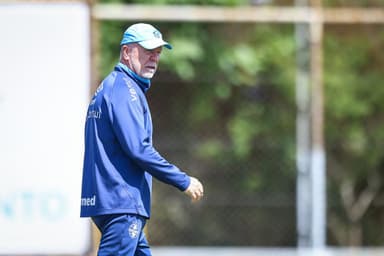 Mano Menezes comandando treino da equipe do Grêmio no CT do clube