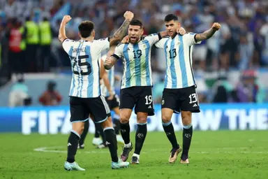 Martínez, Otamendi e Romero comemoram vitória da Argentina na Copa do Mundo do Catar