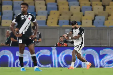Memphis Depay, do Corinthians, comemora após marcar o segundo gol da equipe durante o jogo de volta da final da Copa do Brasil 2025 entre Corinthians e Vasco da Gama, no Estádio São Januário, em 21 de dezembro de 2025, no Rio de Janeiro, Brasil.