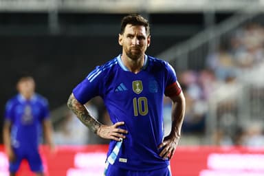 Lionel Messi, da Argentina, reage durante o amistoso internacional entre Porto Rico e Argentina no Chase Stadium, em 14 de outubro de 2025, em Fort Lauderdale, Flórida.
