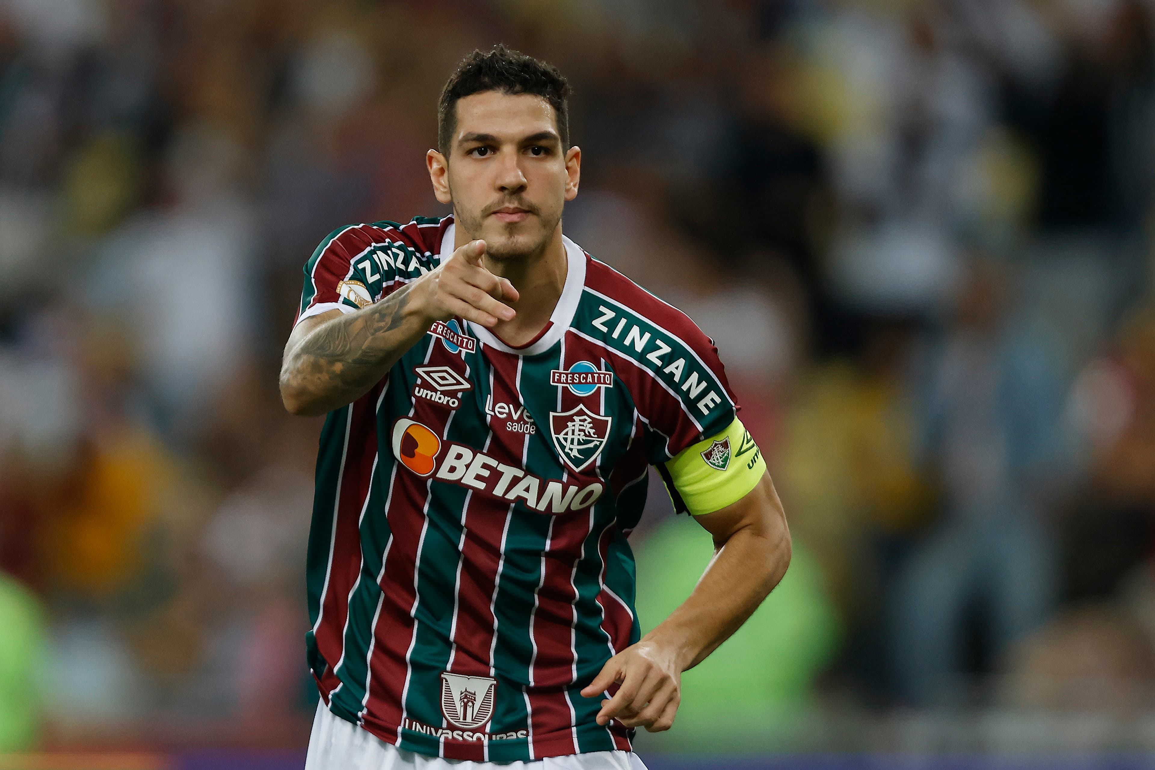 Nino aponta para alguém durante comemoração de gol pelo Fluminense, contra o Cuiabá, no Maracanã, pelo Brasileirão 2023