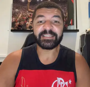 Olivinha com camisa do Flamengo em casa