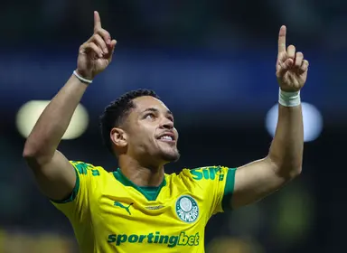 Vitor Roque aponta para o céu durante comemoração de gol