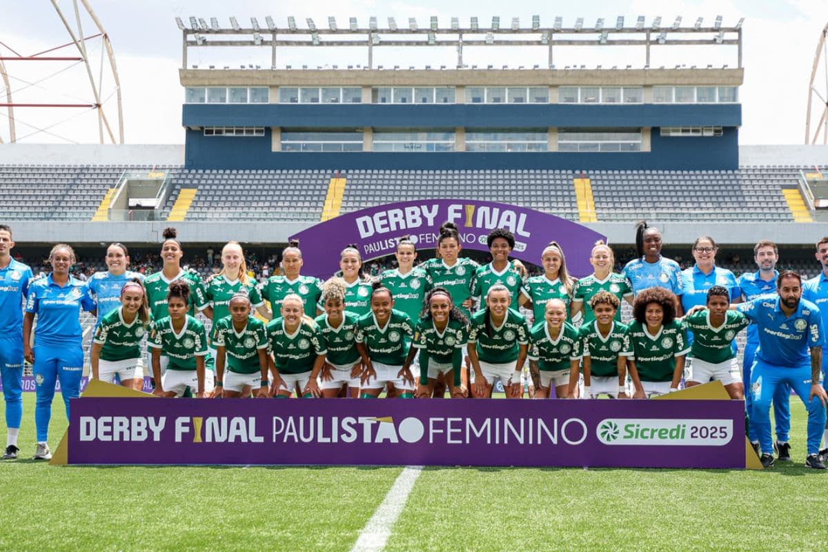 Time do Palmeiras perfilado para foto na final do Paulistão Feminino 2025