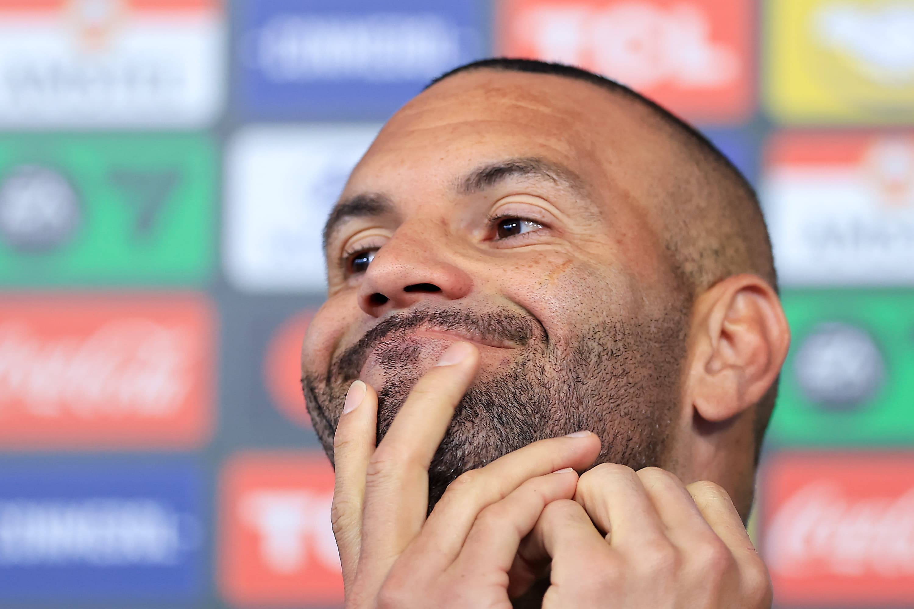 Weverton, do Palmeiras, em coletiva de imprensa antes de final da Libertadores, com a mão no queixo fazendo careta