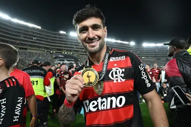 Arrascaeta mostra medalha de campeão da Libertadores pelo Flamengo; time agora busca a Copa Intercontinental