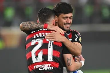 Arrascaeta chora ao abraçar Jorginho após título do Flamengo na Libertadores