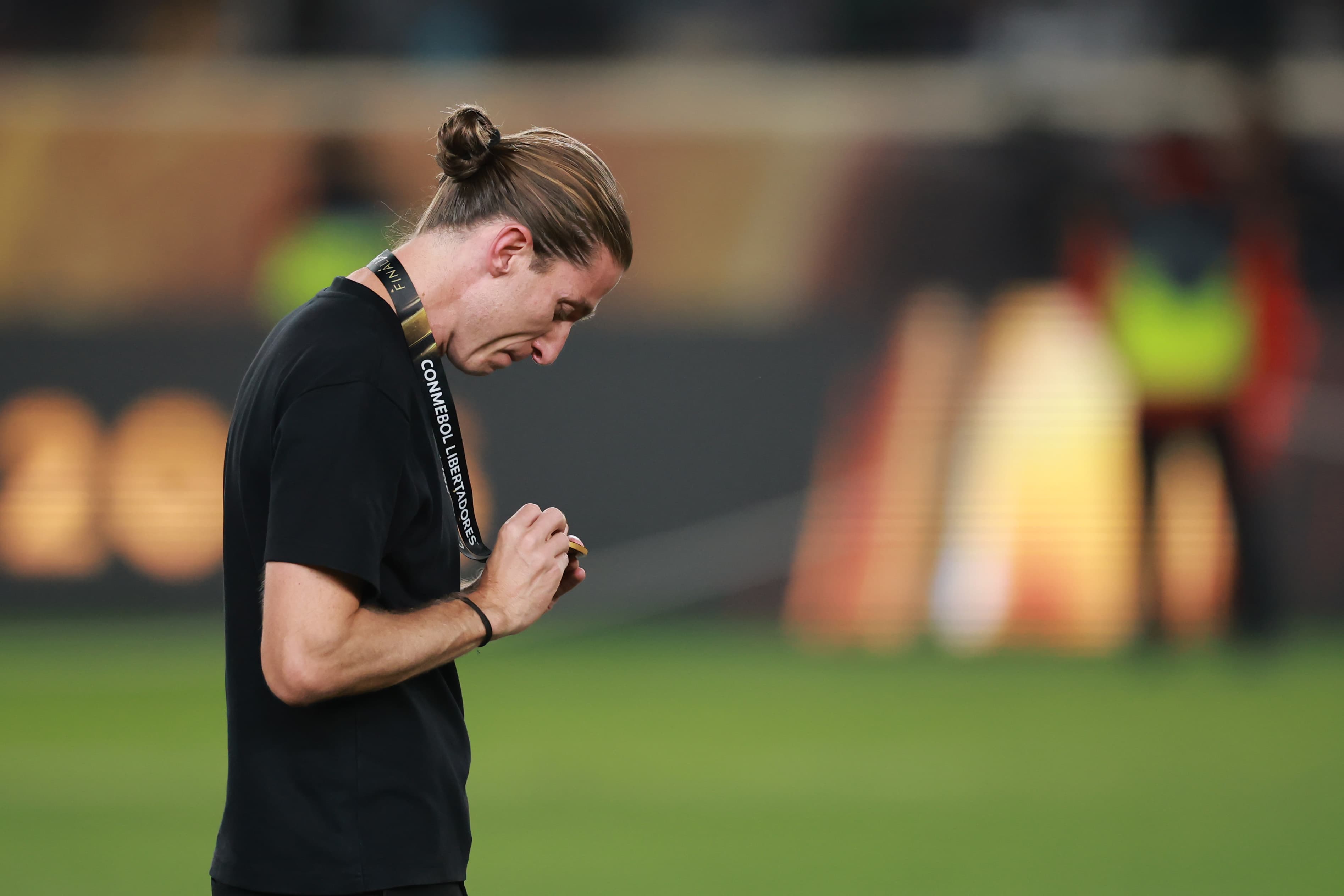 Filipe Luís observa medalha da Libertadores conquistada pelo Flamengo