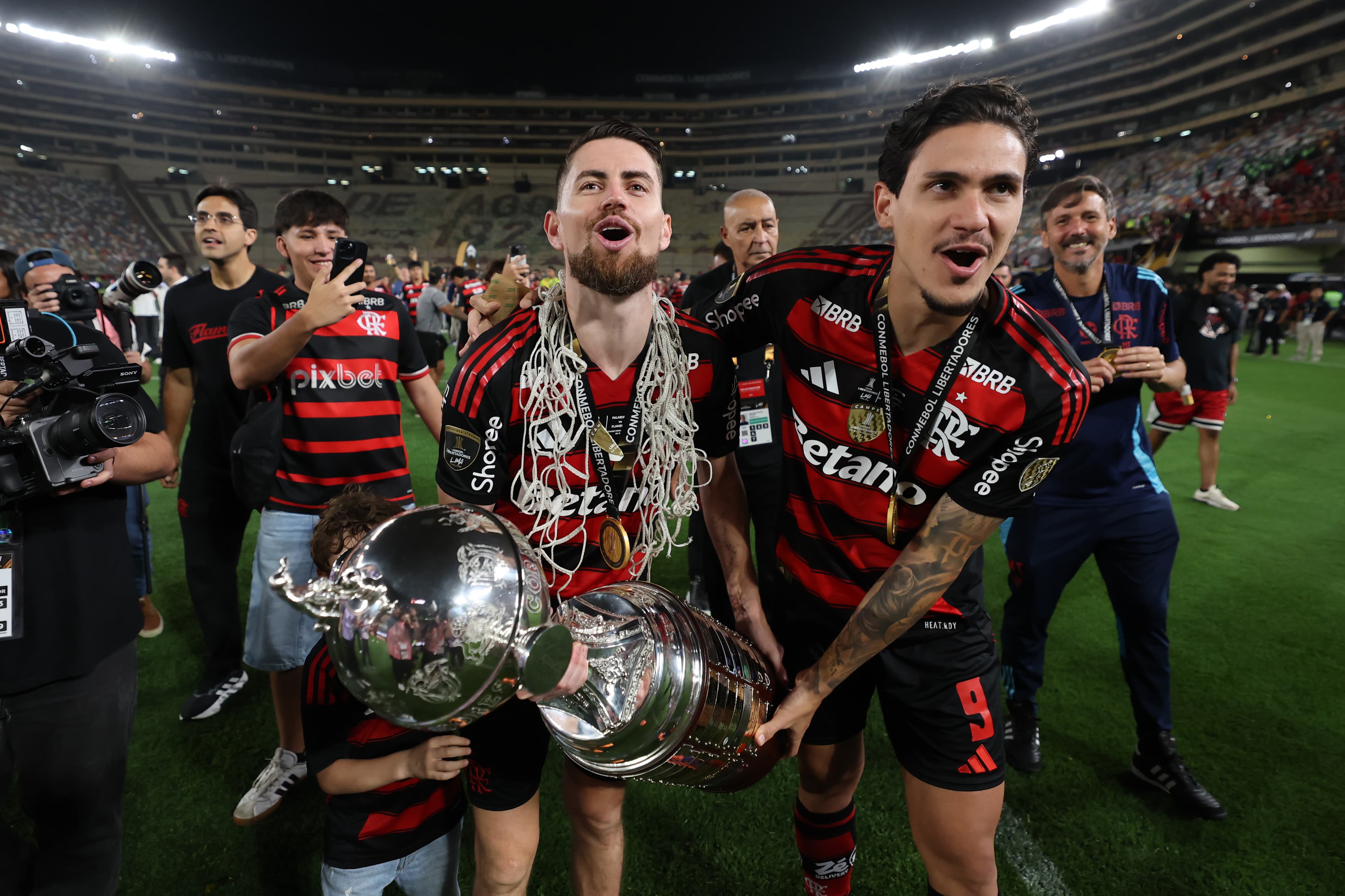 Jorginho e Pedro comemoram título do Flamengo na Libertadores