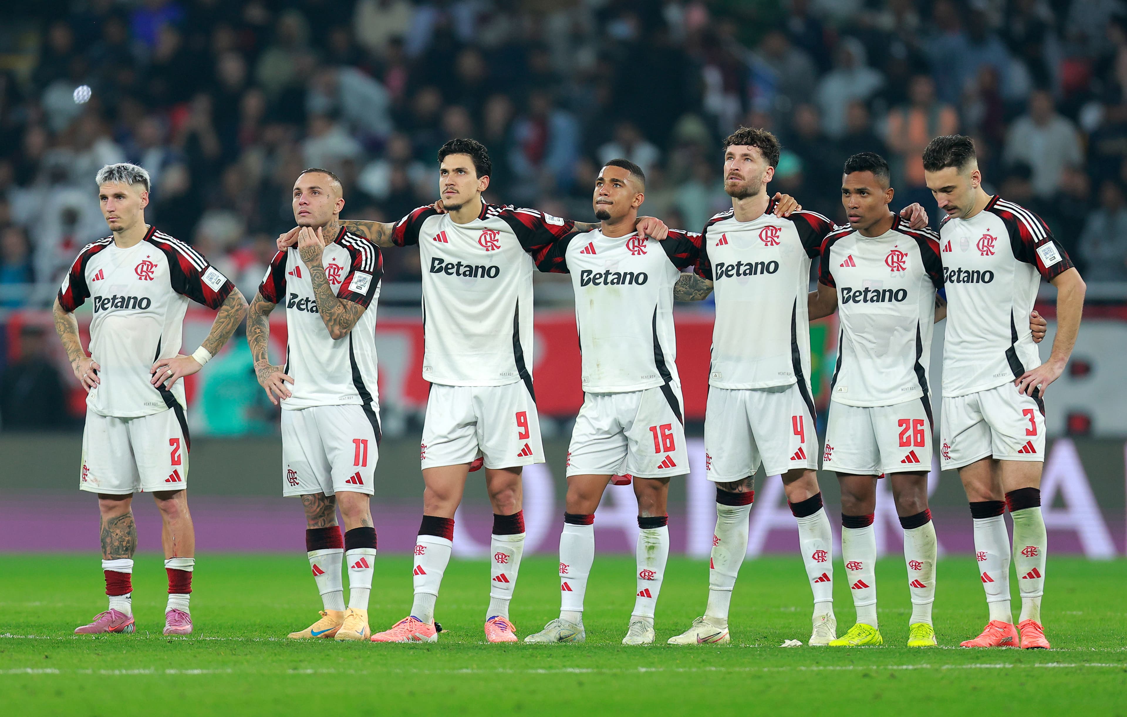 Flamengo perfilado durante pênaltis contra PSG no Mundial