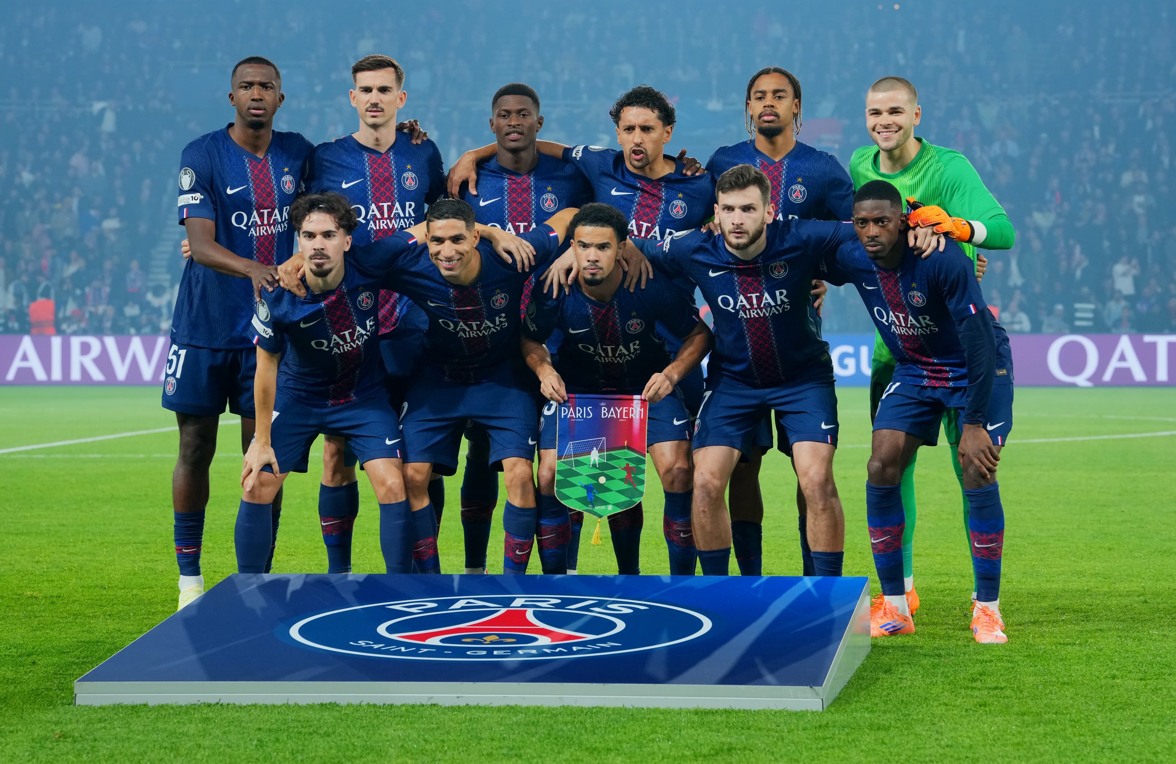 Time do PSG perfilado antes de jogo da Champions League