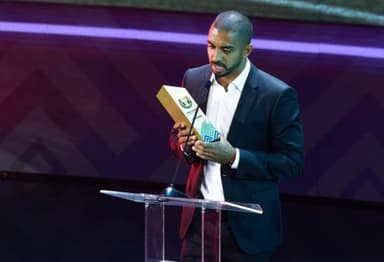 PH, lateral do Vasco, eleito o melhor do Brasileirão