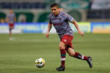 Pineida, do Fluminense, corre com a bola durante a partida entre Palmeiras e Fluminense pelo Brasileirão Série A 2022, no Allianz Parque, em 08 de maio de 2022, em São Paulo, Brasil.