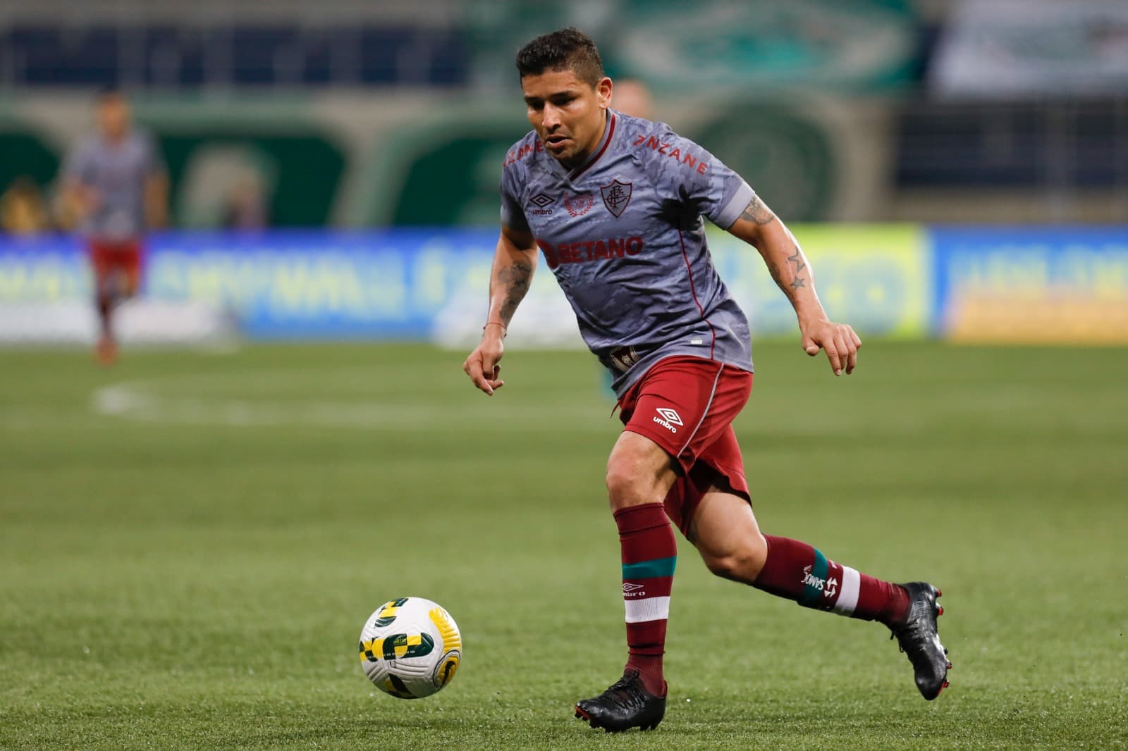 Pineida, do Fluminense, corre com a bola durante a partida entre Palmeiras e Fluminense pelo Brasileirão Série A 2022, no Allianz Parque, em 08 de maio de 2022, em São Paulo, Brasil.