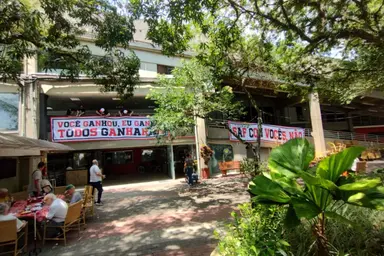 Faixas com frases de áudio vazado sobre esquema de comercialização ilegal de camarotes do Morumbi são colocadas na frente da sede do clube social do São Paulo