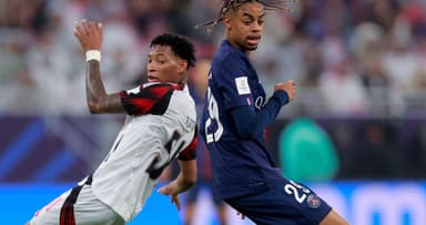 Gonzalo Plata em jogo do Flamengo contra o PSG