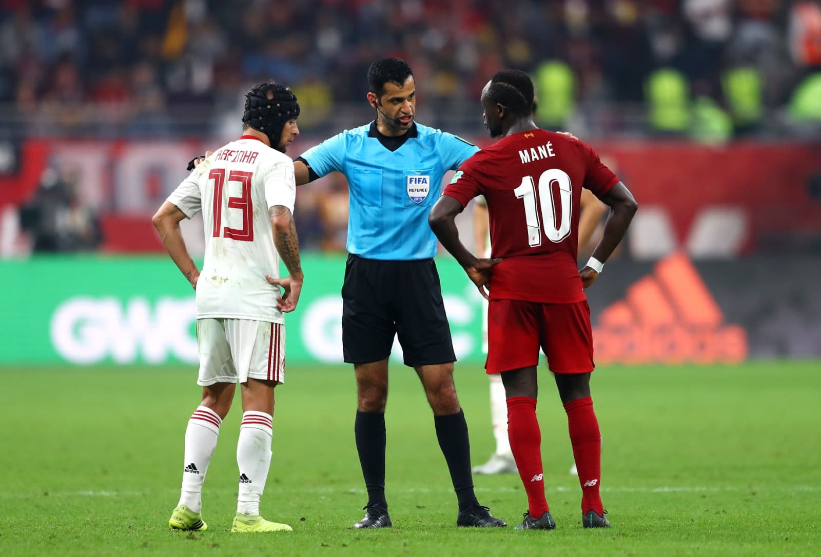 O árbitro da partida, Abdulrahman Al Jassim, conversa com Sadio Mané, do Liverpool, e Rafinha, do CR Flamengo, durante a final do Mundial de Clubes da FIFA Qatar 2019 entre Liverpool FC e CR Flamengo, no Estádio Cidade da Educação, em 21 de dezembro de 20